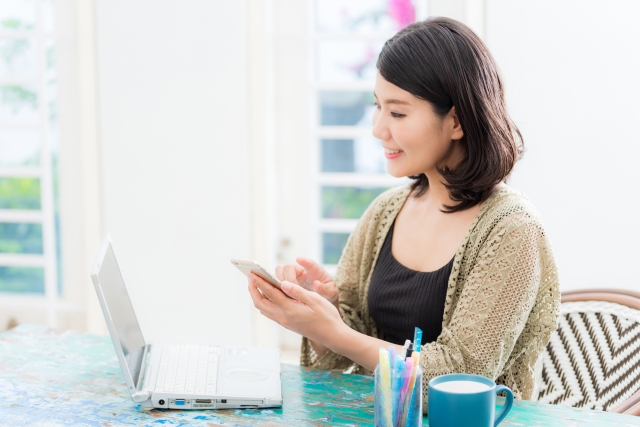 住宅設計の相談を検討する女性